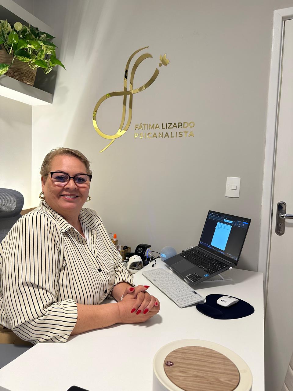 Fátima Lizardo em seu consultório